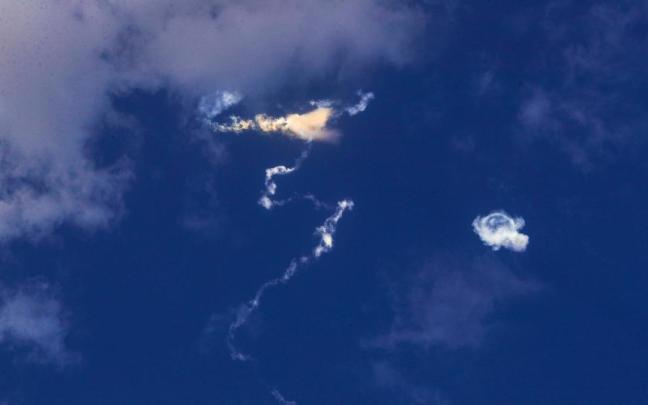 Las Fuerzas Armadas de Qatar lanzan interceptores al cielo sobre Doha para frenar misiles iraníes.