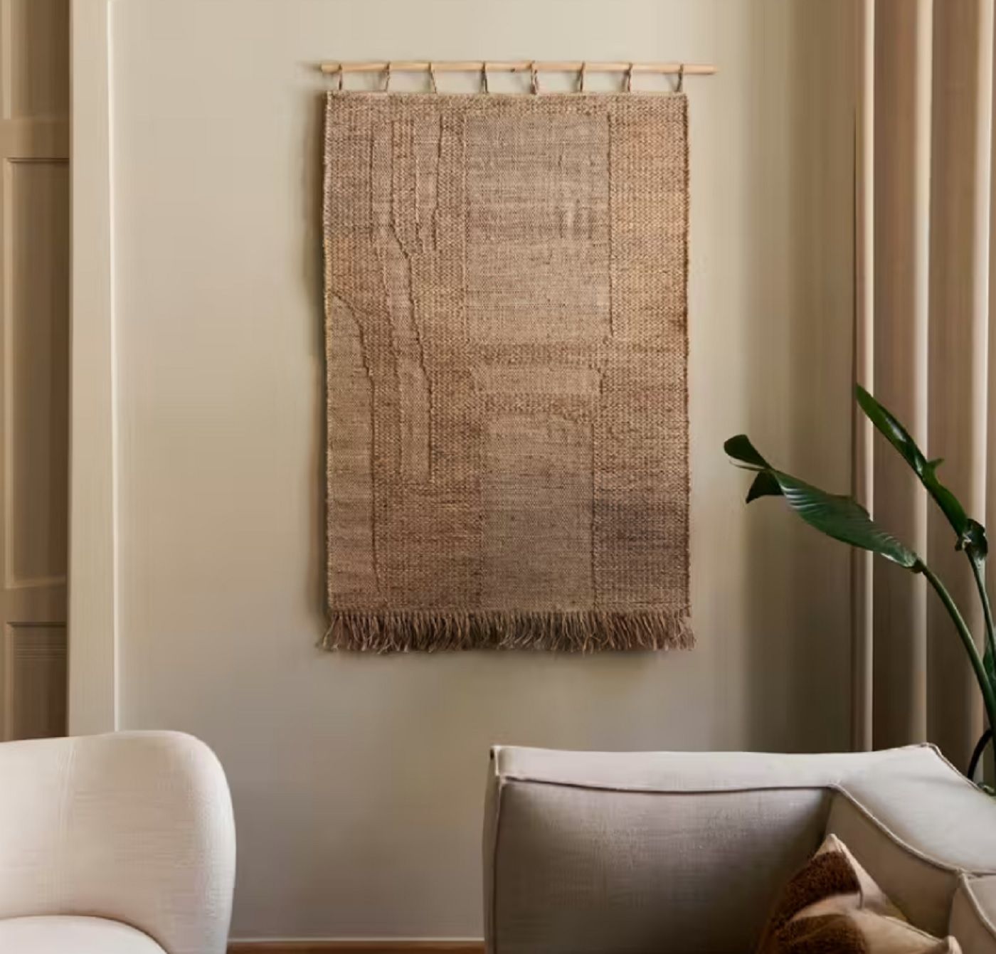 Alfombra de yute colgada de la pared de un salón.