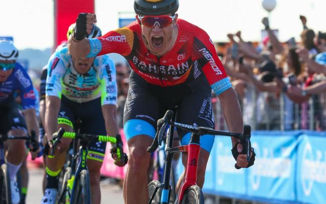 Milan festeja la victoria en la segunda etapa del Giro.