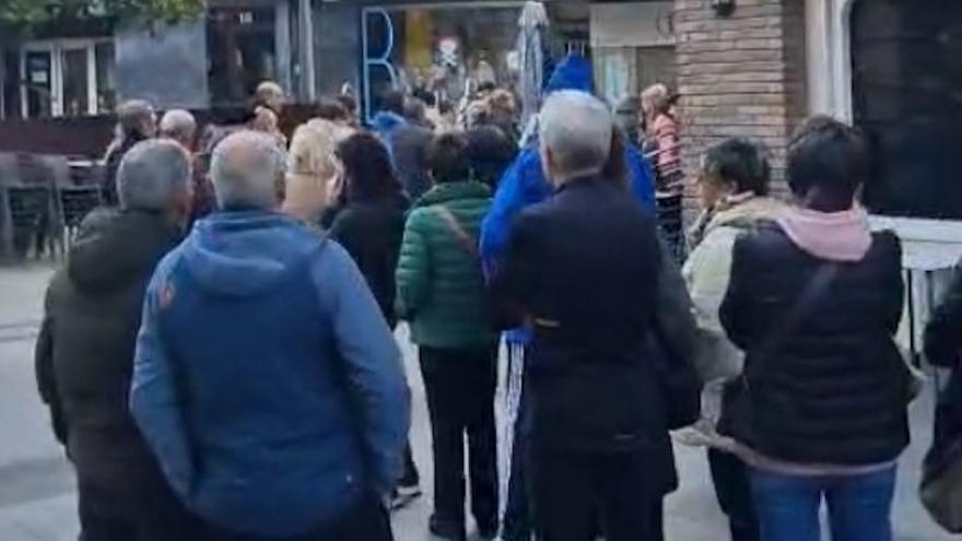 La cola que se ha formado para comprar los bonos del mercado de Zumarraga.