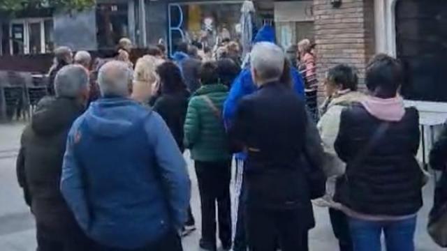 La cola que se ha formado para comprar los bonos del mercado de Zumarraga.