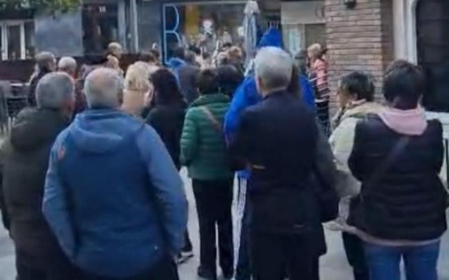 La cola que se ha formado para comprar los bonos del mercado de Zumarraga.