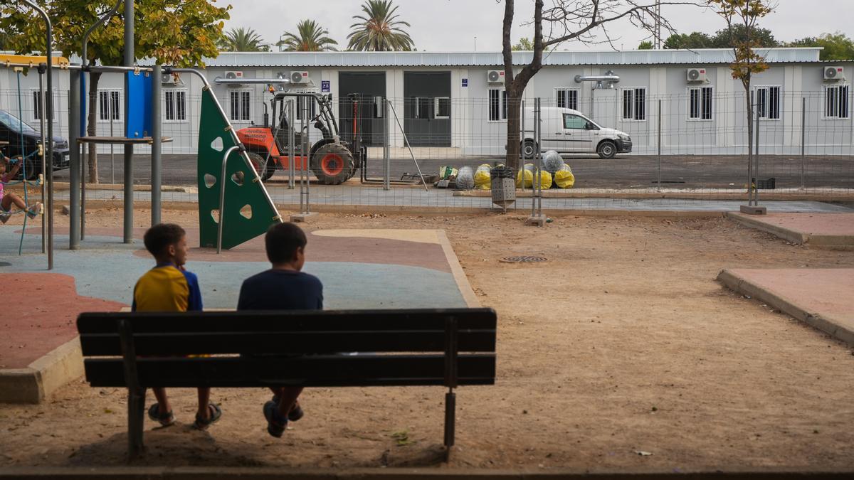 Hubo protestas de docentes y familias en Massanassa por los retrasos en las obras y aulas prefabricadas en el inicio de curso