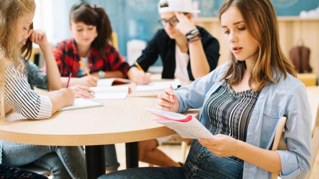 Adolescentes sentados en el aula durante una clase.