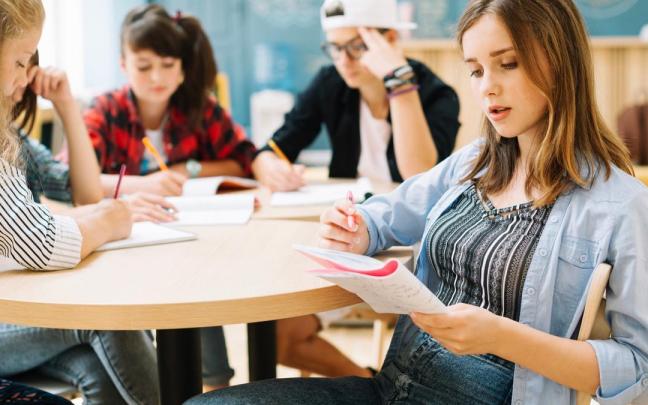 Adolescentes sentados en el aula durante una clase.