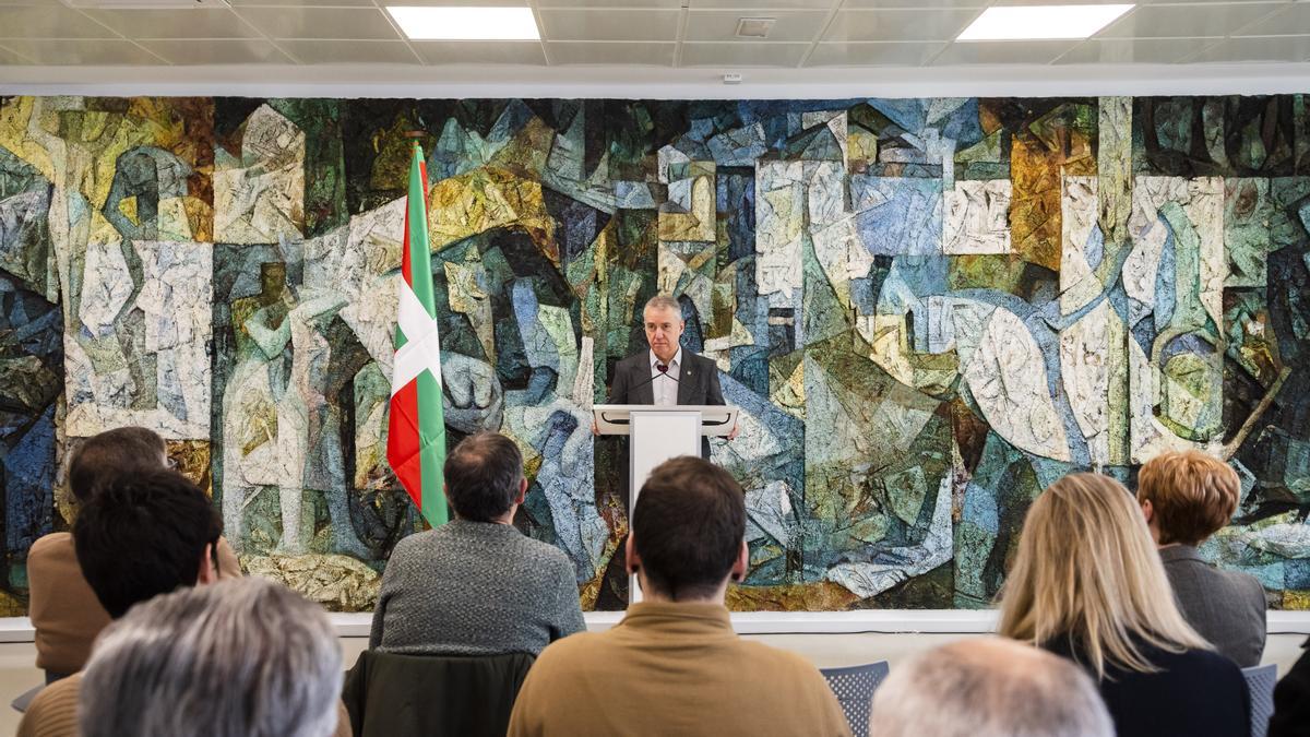 Urkullu, durante su visita a las instalaciones del puerto de Ondarroa.