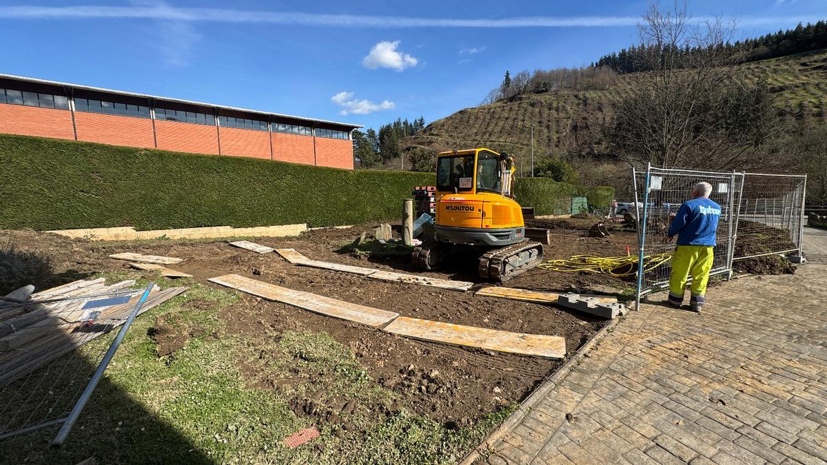 Sondeos que se están realizando junto al polideportivo.