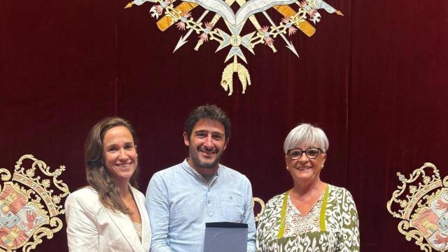 Miren Garrastazu y Alex Palacios recogieron el premio / Dendak Bai Miren Garrastazu y Alex Palacios recogieron el premio