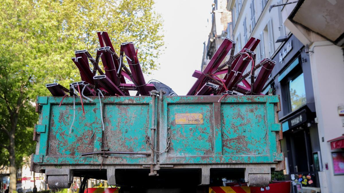 Se desploman las aspas del Moulin Rouge de París