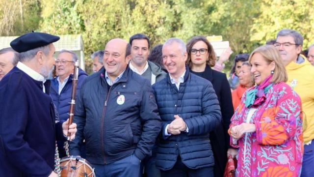 Andoni Ortuzar e Iñigo Urkullu en el homenaje a Sabino Arana. Detrás, Imanol Pradales
