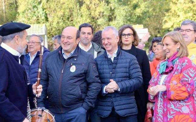 Andoni Ortuzar e Iñigo Urkullu en el homenaje a Sabino Arana. Detrás, Imanol Pradales