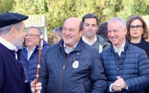 Ortuzar e Iñigo Urkullu en el homenaje a Sabino Arana. Detrás, Imanol Pradales.