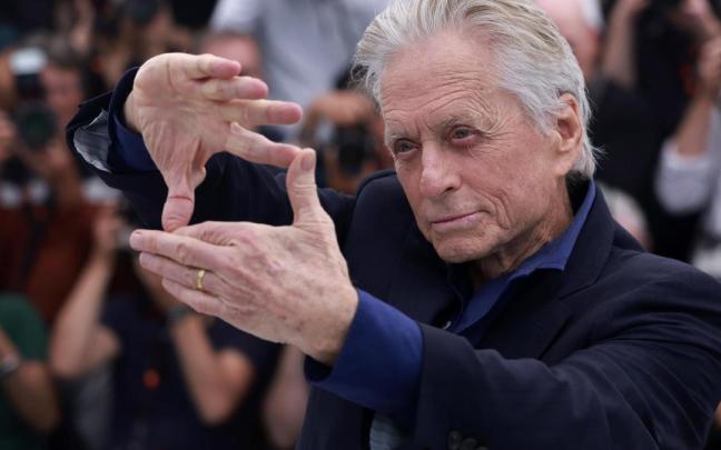 Michael Douglas, posando ante los fotógrafos en la alfombra roja de Cannes