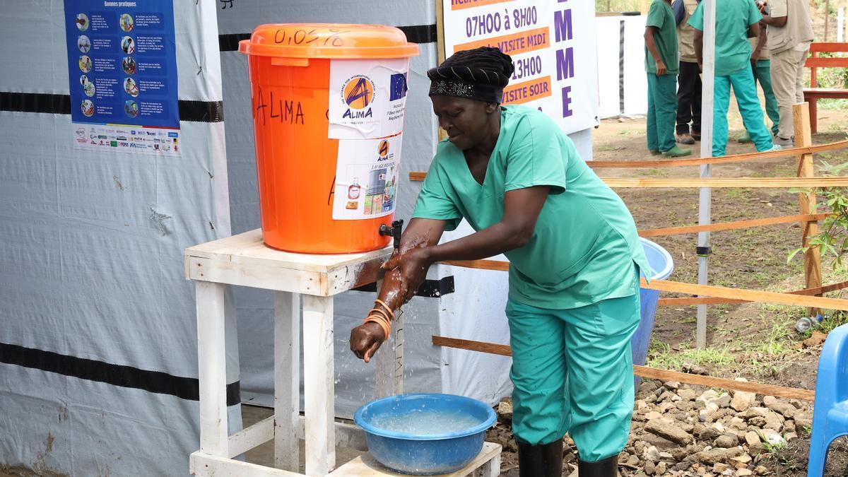 La epidemia se propagó a la vecina Uganda, donde se han detectado 20 contagios confirmados, incluidos 15 casos importados de la RDC y entre los que hay dos muertes.