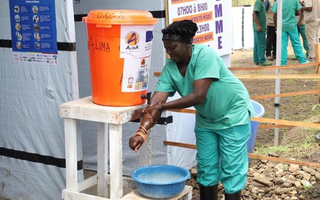 La epidemia se propagó a la vecina Uganda, donde se han detectado 20 contagios confirmados, incluidos 15 casos importados de la RDC y entre los que hay dos muertes.