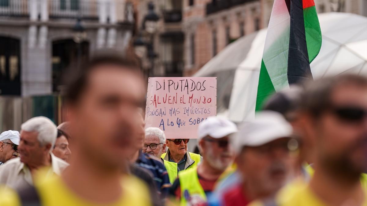 Decenas de personas durante una manifestación bajo el lema ‘Gobierne quien gobierne, las pensiones públicas y los derechos se defienden’, en Madrid.
