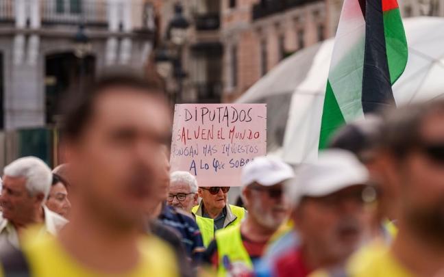 Decenas de personas durante una manifestación bajo el lema ‘Gobierne quien gobierne, las pensiones públicas y los derechos se defienden’, en Madrid.