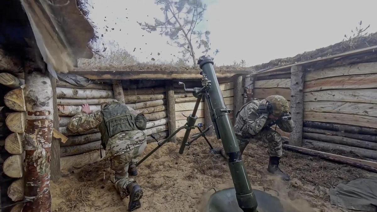 Soldados rusos lanzan un mortero contra posiciones ucranianas en la región de Zaporiyia.