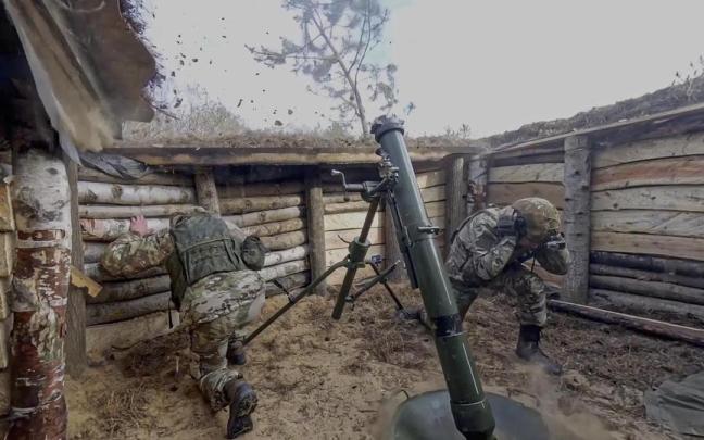 Soldados rusos lanzan un mortero contra posiciones ucranianas en la región de Zaporiyia. / EFE Soldados rusos lanzan un mortero contra posiciones ucranianas en la región de Zaporiyia.