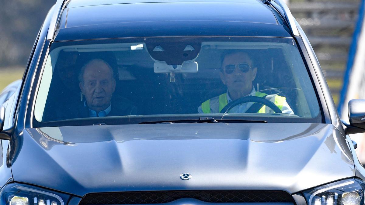 El rey emérito, tras aterrizar en el aeropuerto de Vigo.