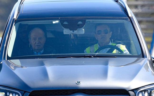 El rey emérito, tras aterrizar en el aeropuerto de Vigo.