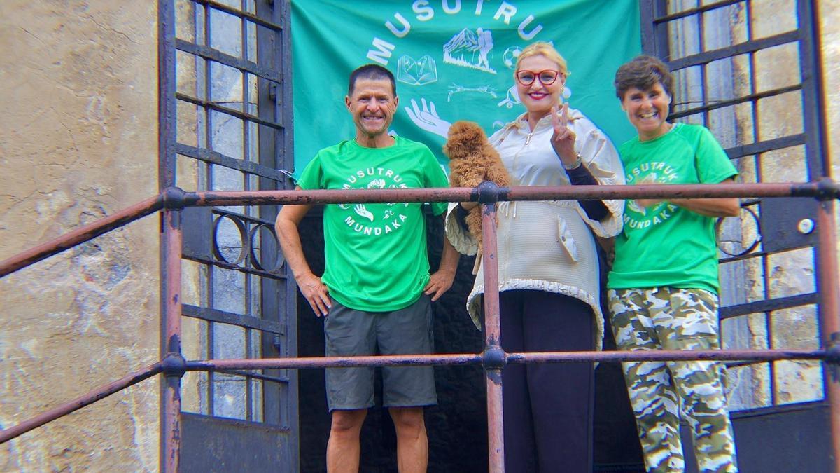 Ainhoa Arteta comparte la visita a la ermita con Musutruk Mundaka