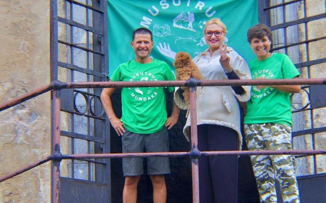 Ainhoa Arteta comparte la visita a la ermita con Musutruk Mundaka