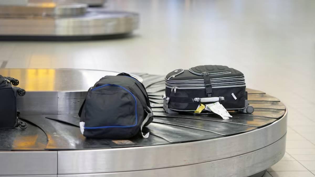 Maletas en la cinta del aeropuerto listas para ser recogidas por los pasajeros