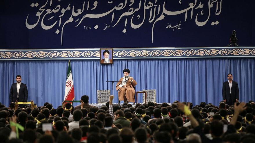 El líder iraní, Sayyid Ali Hosseini Khamenei, se dirige a un grupo de estudiantes.