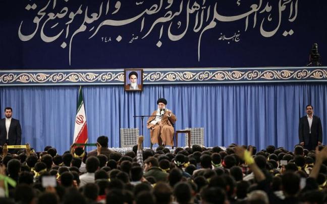 El l&iacute;der iran&iacute;, Sayyid Ali Hosseini Khamenei, se dirige a un grupo de estudiantes.