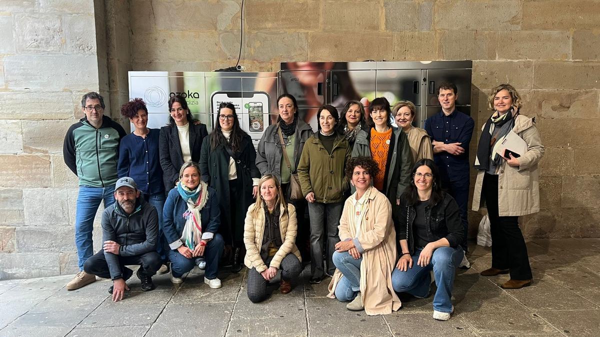 Comerciantes de Ordizia junto a las taquillas inteligentes.