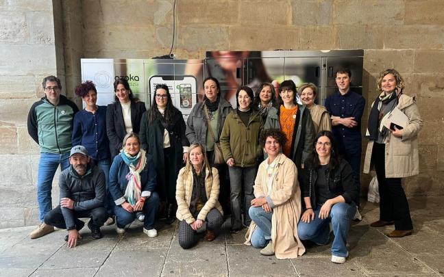 Comerciantes de Ordizia junto a las taquillas inteligentes. / Udala Comerciantes de Ordizia junto a las taquillas inteligentes.