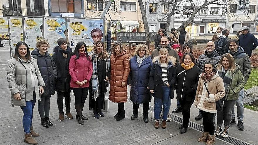 Las mujeres científicas junto a promotores de la campaña. | FOTO: E.U.