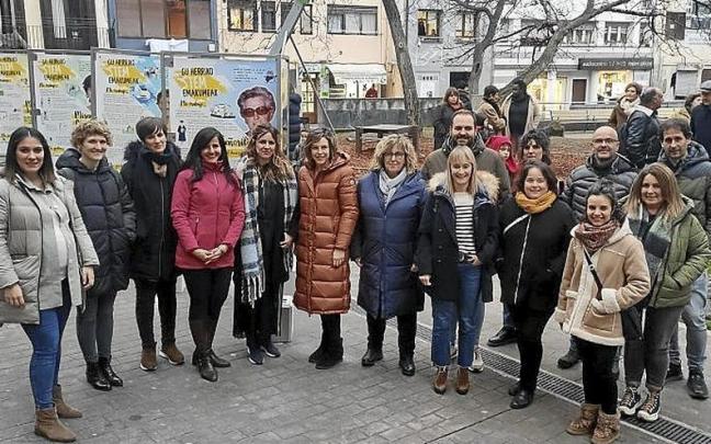 Las mujeres científicas junto a promotores de la campaña. | FOTO: E.U.
