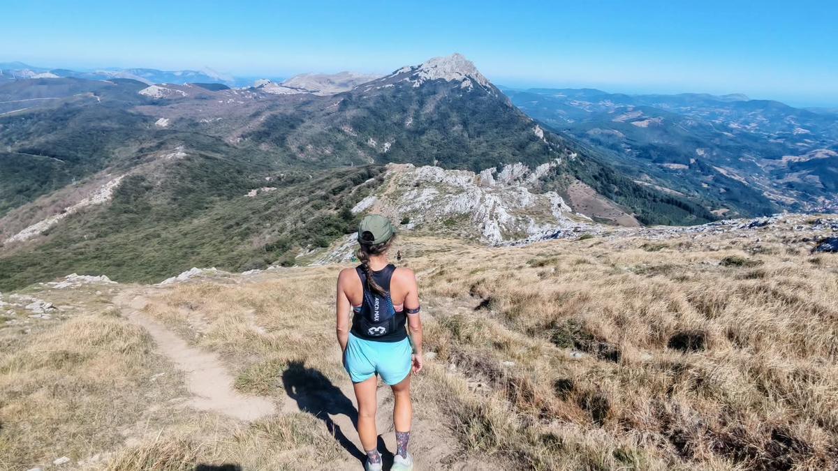 Bajando del Aratz con Aizkorri al fondo