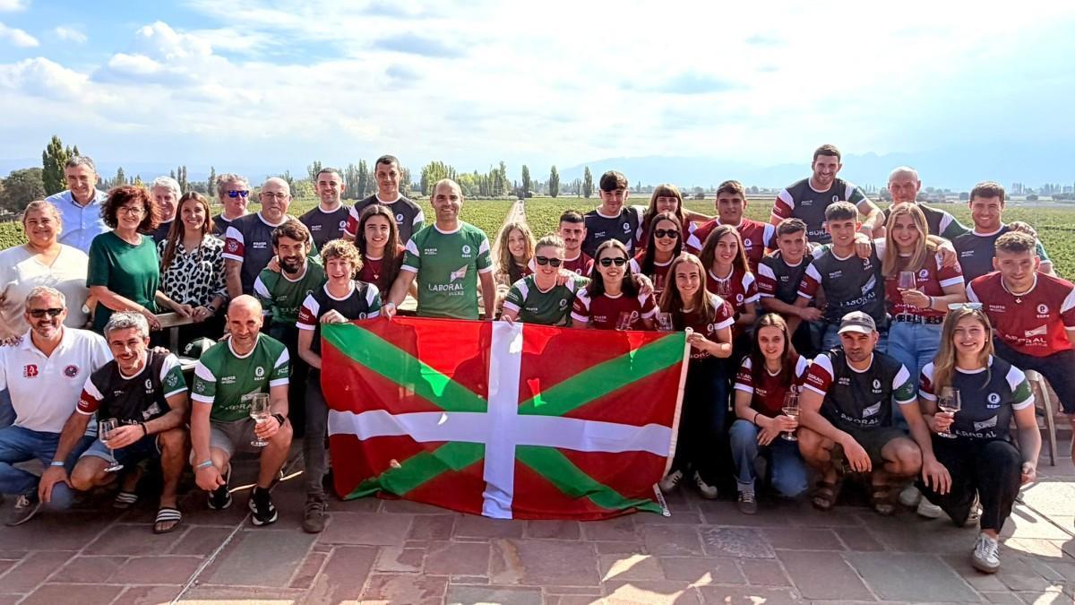 El presidente del EBB del PNV, Aitor Esteban, en Argentina, a la izquierda de la imagen y en la fila superior