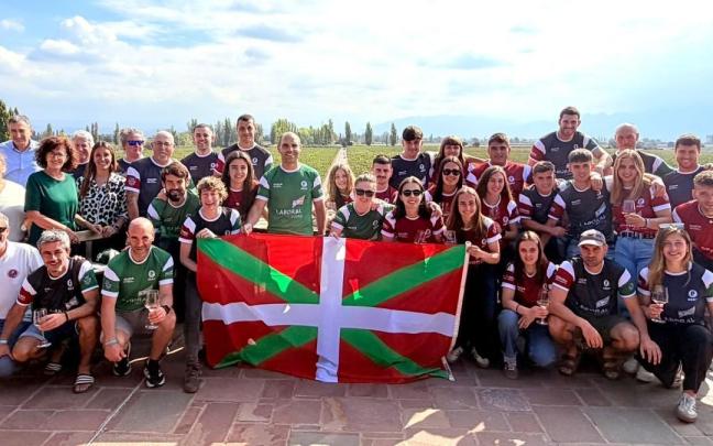 El presidente del EBB del PNV, Aitor Esteban, en Argentina, a la izquierda de la imagen y en la fila superior