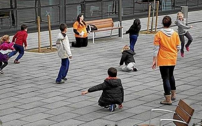 Niños participando en los juegos de Parketarrak