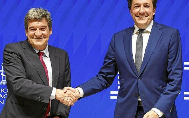 El ministro José Luis Escrivá, y el director de IBM Research, Darío Gil, ayer en la firma del acuerdo. | FOTO: EFE