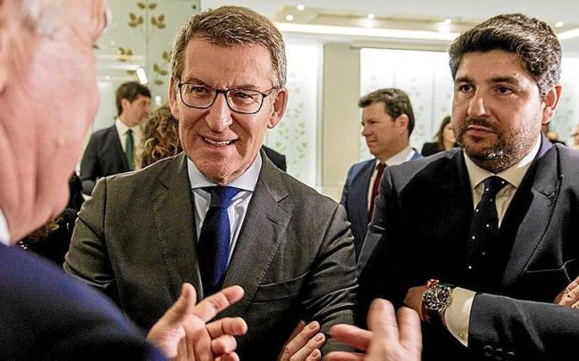 Feijóo y el presidente de Murcia, Fernando López Miras, ayer en un acto en Madrid. | FOTO: E. P.