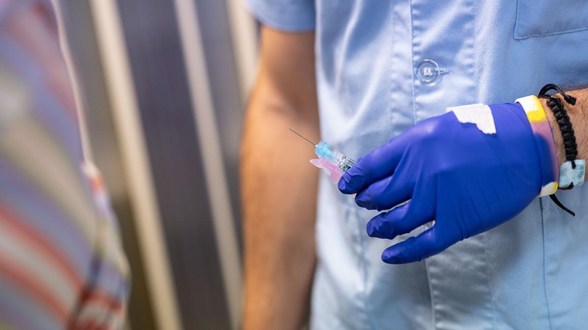 Un enfermero con la vacuna de la gripe