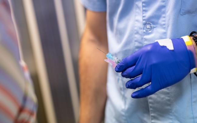 Un enfermero con la vacuna de la gripe