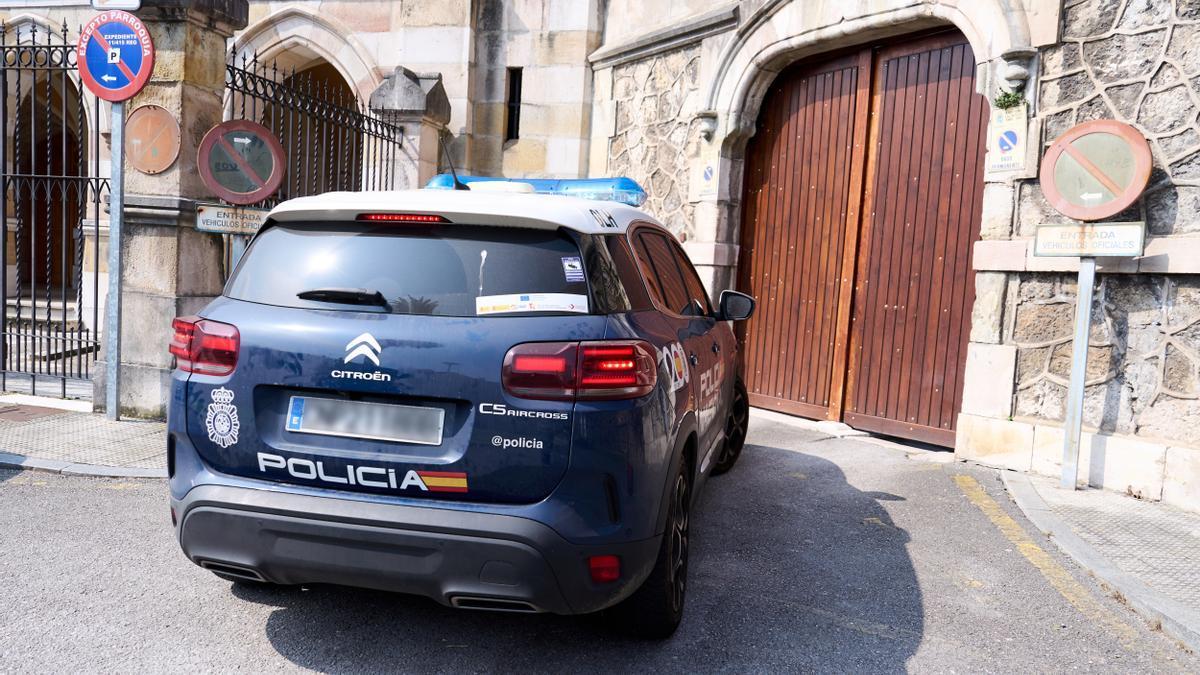 Un coche de la Policía Nacional en Santander.
