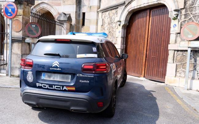 Un coche de la Policía Nacional en Santander.