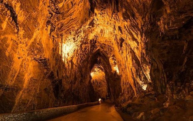 La cuevona iluminada