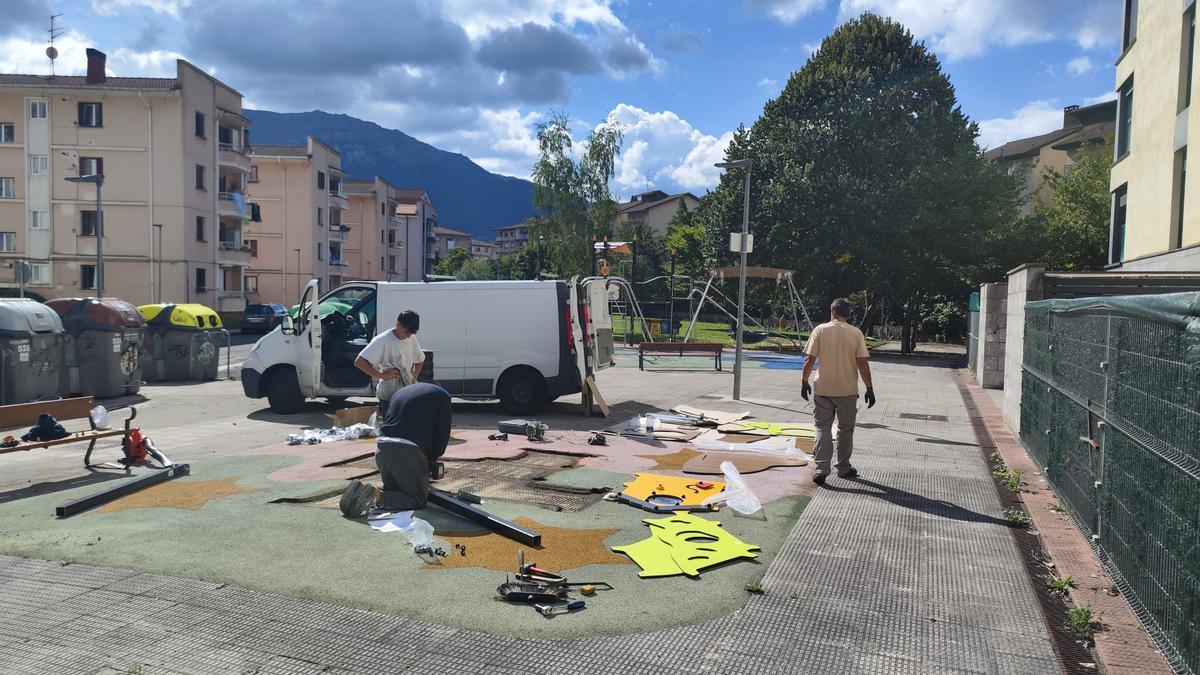 Las reparaciones en los parques infantiles ya han arrancado.