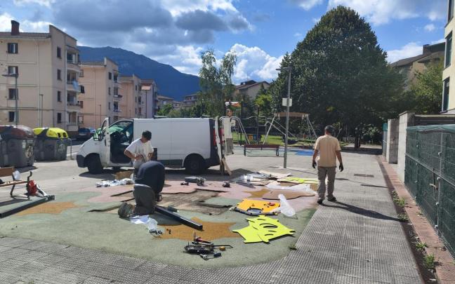 Las reparaciones en los parques infantiles ya han arrancado.