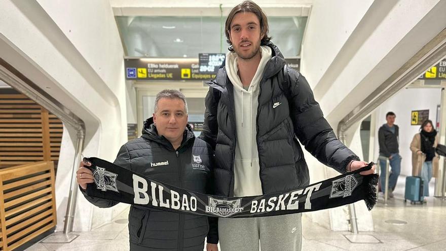 Georgios Tsalmpouris, junto a Rafa Pueyo, llegó ayer a Bilbao.