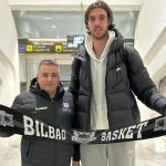 Georgios Tsalmpouris, junto a Rafa Pueyo, lleg&oacute; ayer a Bilbao.
