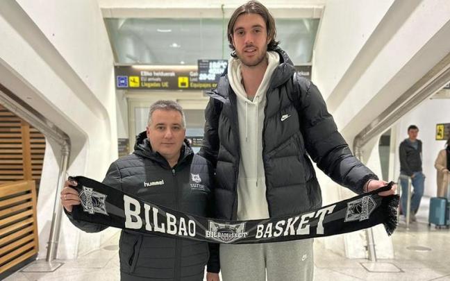 Georgios Tsalmpouris, junto a Rafa Pueyo, lleg&oacute; ayer a Bilbao.